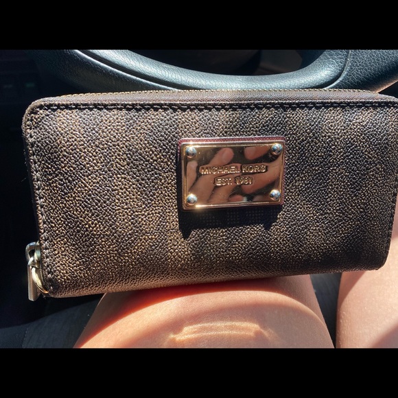 Micheal Kors wallet - Picture 1 of 3